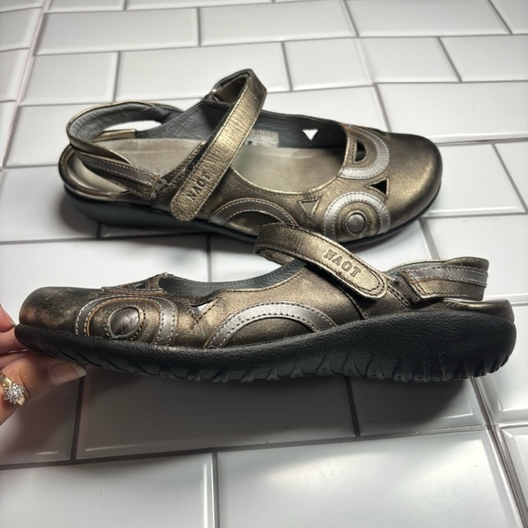 Naot Rongo Mary Jane Koru Brass Lthr/Pewter Lthr metallic‎ women’s size 8 or 39 - Picture 11 of 14